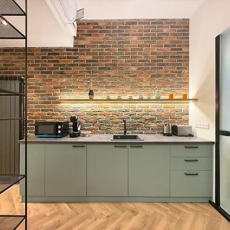 London - Basement Apartament